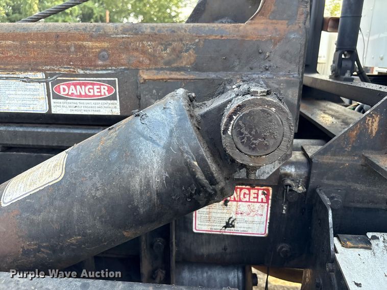 image for item EC4370 2015 Kenworth T800 roll-off container truck