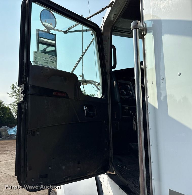 image for item EC4370 2015 Kenworth T800 roll-off container truck