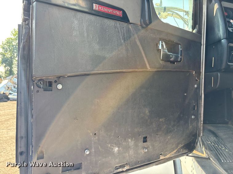 image for item EC4370 2015 Kenworth T800 roll-off container truck