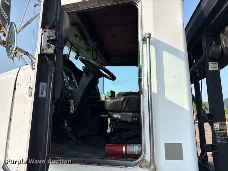 image for item EC4370 2015 Kenworth T800 roll-off container truck