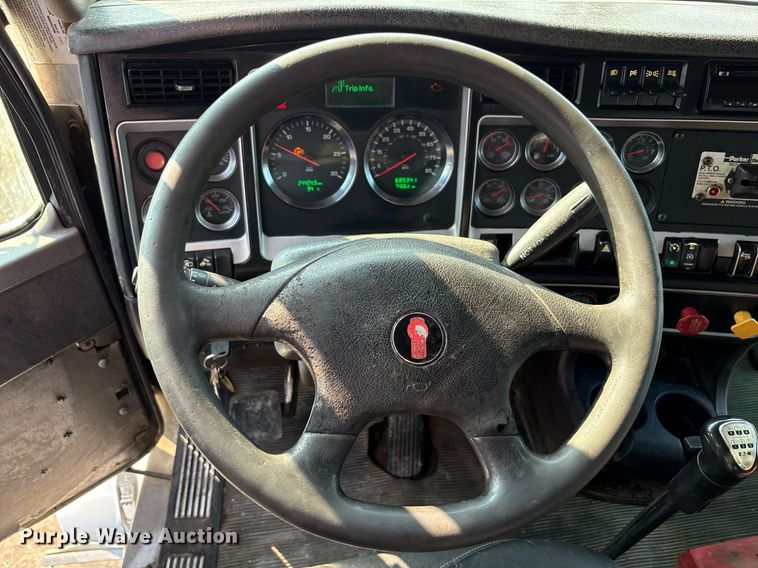 image for item EC4370 2015 Kenworth T800 roll-off container truck