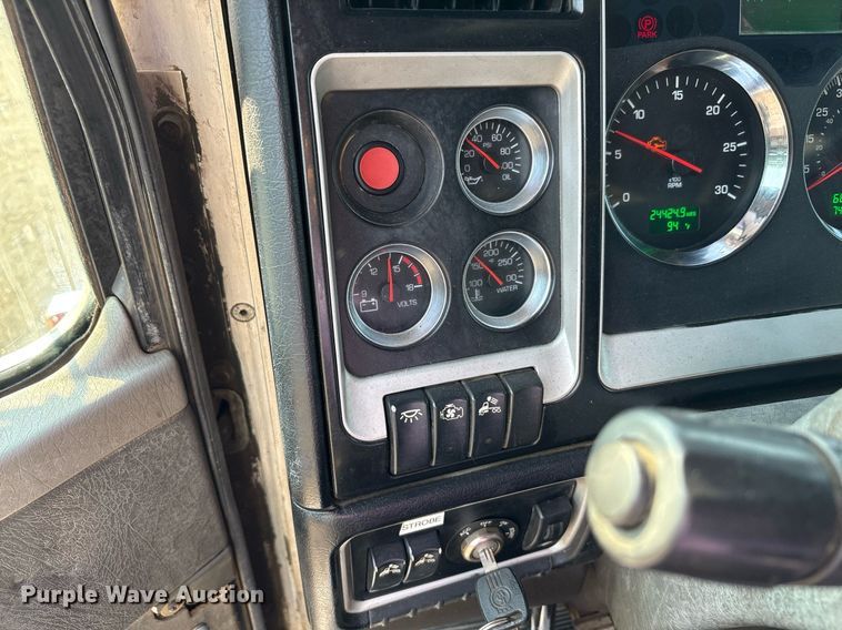 image for item EC4370 2015 Kenworth T800 roll-off container truck