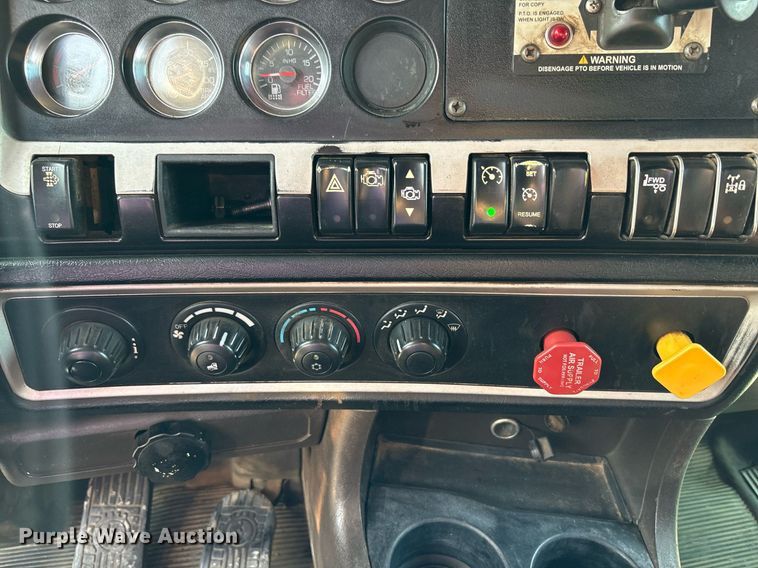 image for item EC4370 2015 Kenworth T800 roll-off container truck