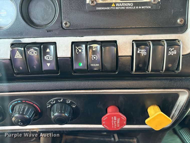 image for item EC4370 2015 Kenworth T800 roll-off container truck