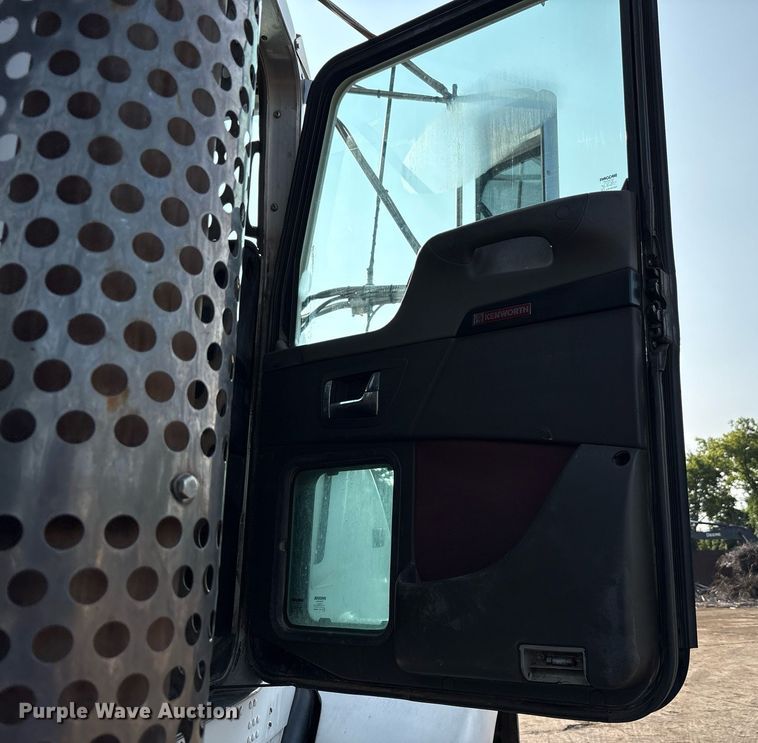 image for item EC4370 2015 Kenworth T800 roll-off container truck