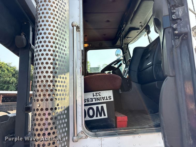 image for item EC4370 2015 Kenworth T800 roll-off container truck