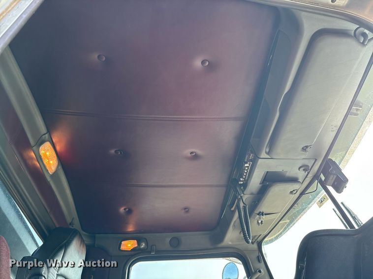 image for item EC4370 2015 Kenworth T800 roll-off container truck