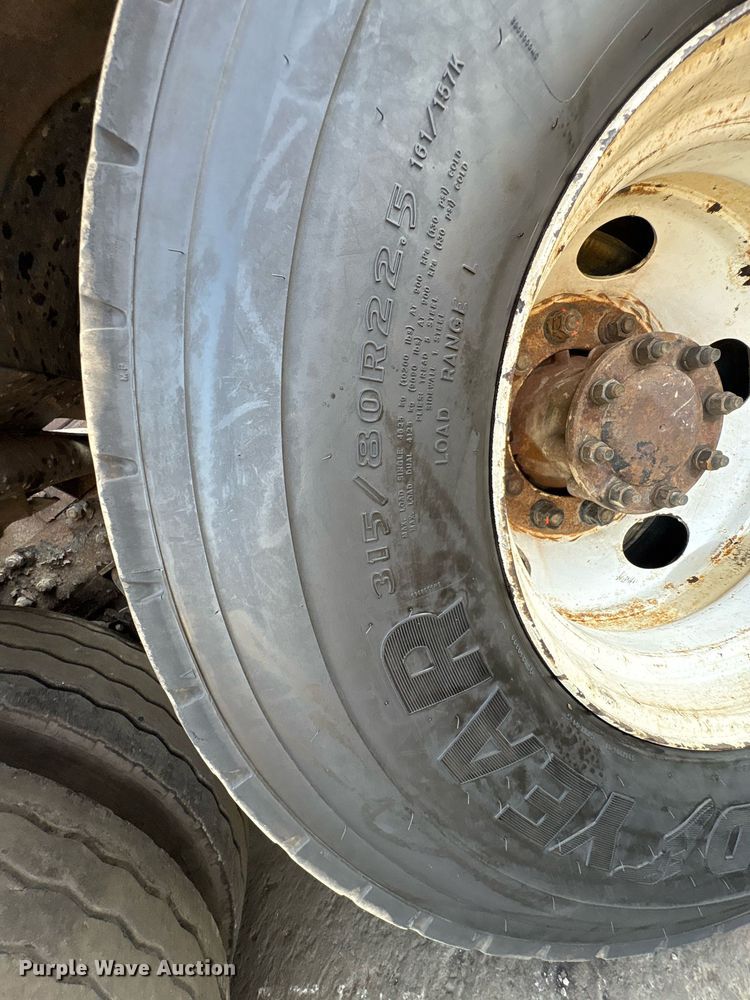 image for item EC4370 2015 Kenworth T800 roll-off container truck