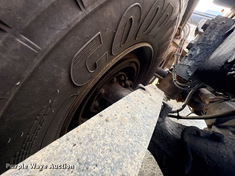 image for item EC4370 2015 Kenworth T800 roll-off container truck