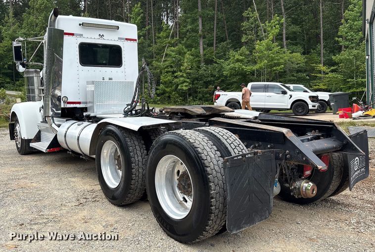 image for item EC4375 2001 Kenworth W900 semi truck