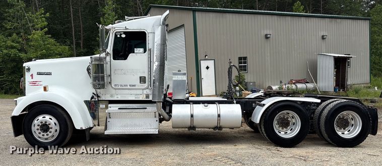 image for item EC4375 2001 Kenworth W900 semi truck