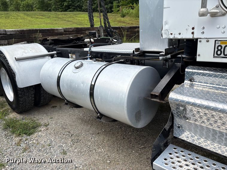 image for item EC4375 2001 Kenworth W900 semi truck