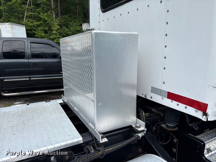 image for item EC4375 2001 Kenworth W900 semi truck