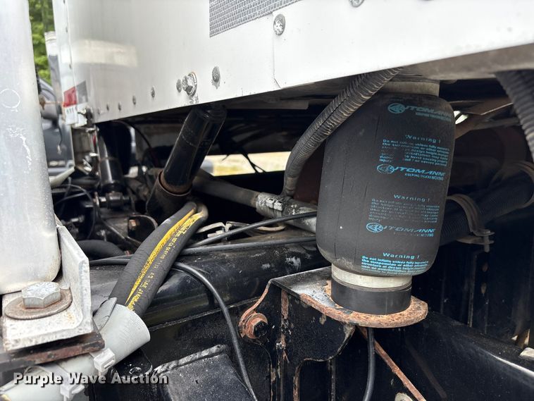 image for item EC4375 2001 Kenworth W900 semi truck