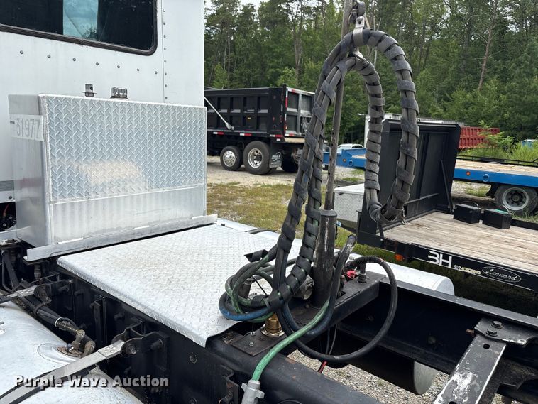 image for item EC4375 2001 Kenworth W900 semi truck