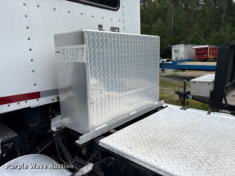 image for item EC4375 2001 Kenworth W900 semi truck