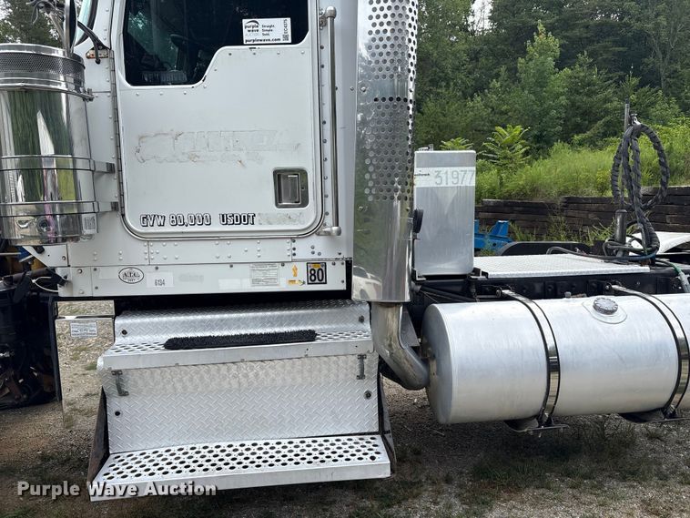 image for item EC4375 2001 Kenworth W900 semi truck