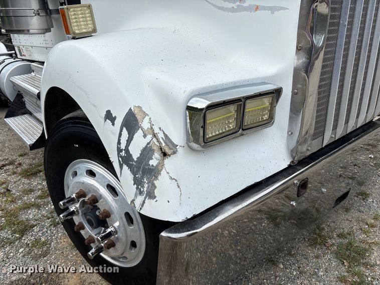 image for item EC4375 2001 Kenworth W900 semi truck