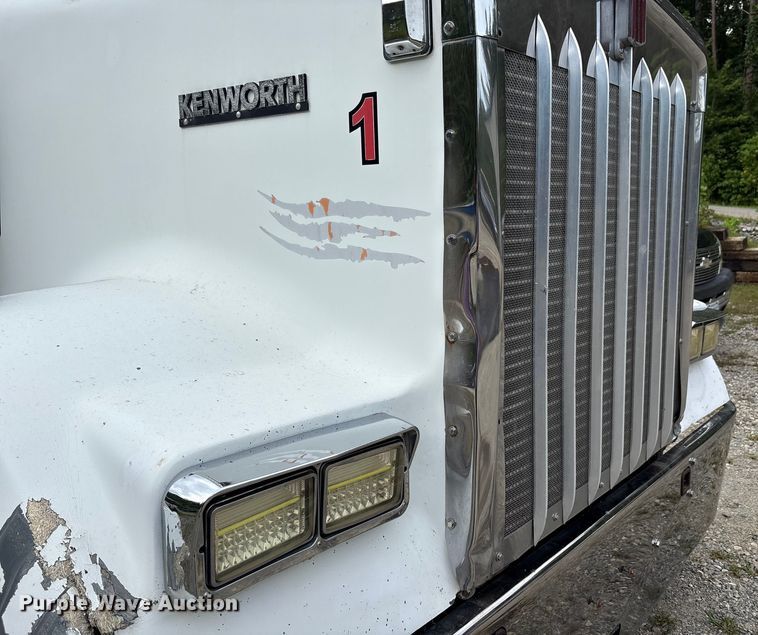 image for item EC4375 2001 Kenworth W900 semi truck