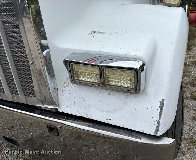 image for item EC4375 2001 Kenworth W900 semi truck