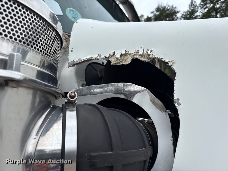 image for item EC4375 2001 Kenworth W900 semi truck