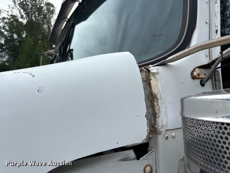 image for item EC4375 2001 Kenworth W900 semi truck