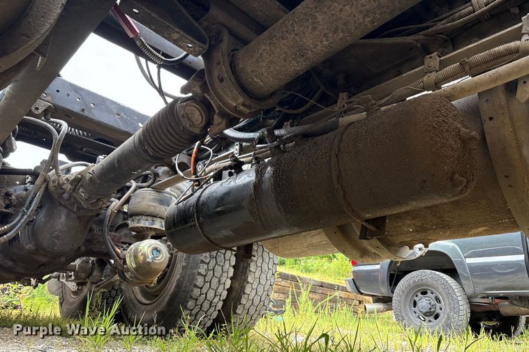 image for item EC4375 2001 Kenworth W900 semi truck