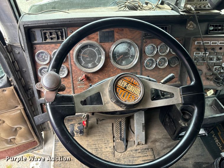 image for item EC4375 2001 Kenworth W900 semi truck