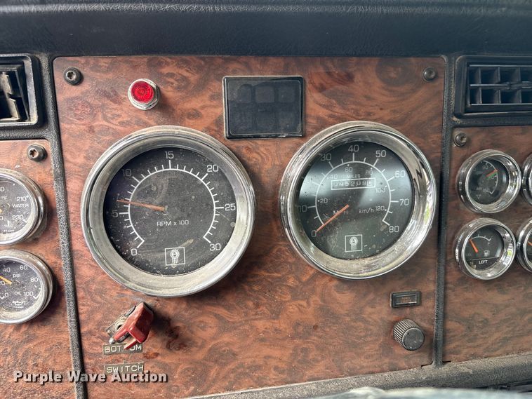 image for item EC4375 2001 Kenworth W900 semi truck