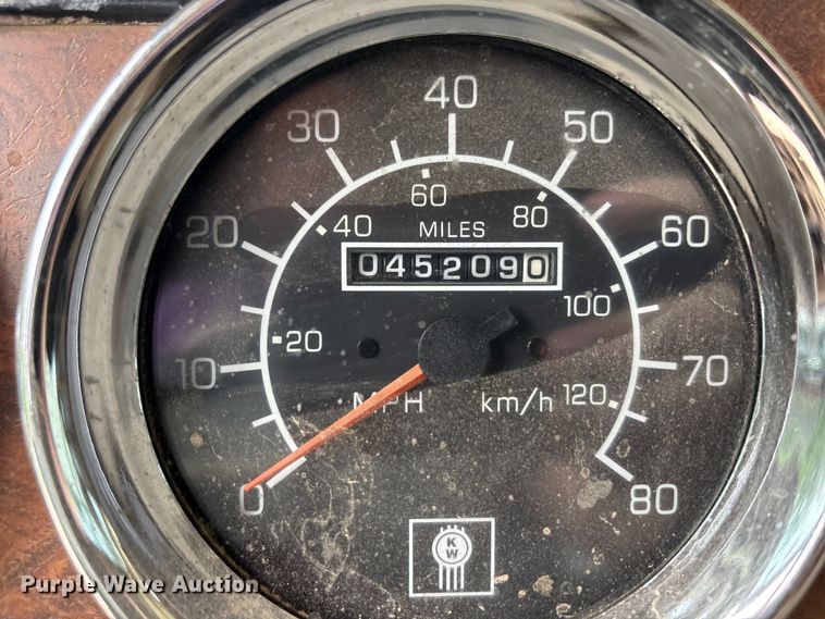 image for item EC4375 2001 Kenworth W900 semi truck