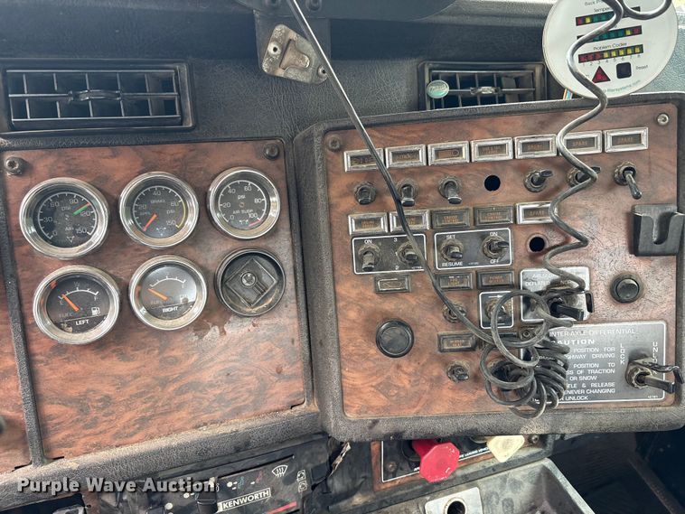 image for item EC4375 2001 Kenworth W900 semi truck