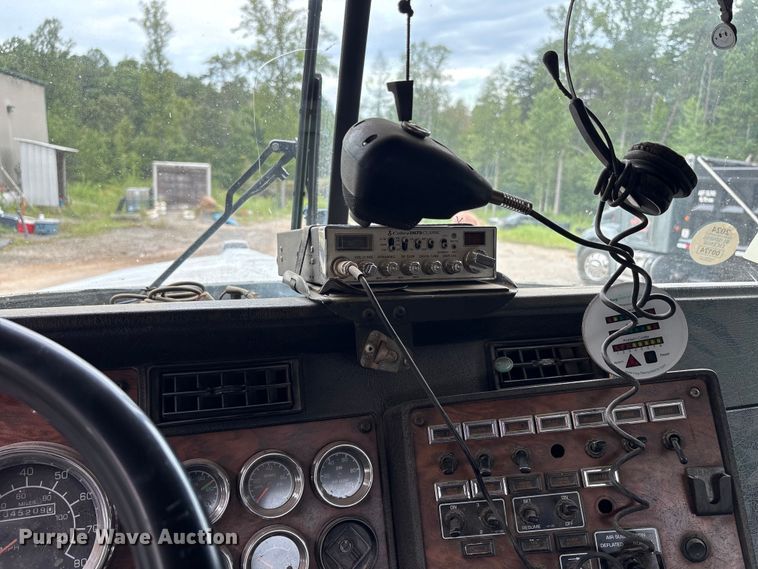 image for item EC4375 2001 Kenworth W900 semi truck