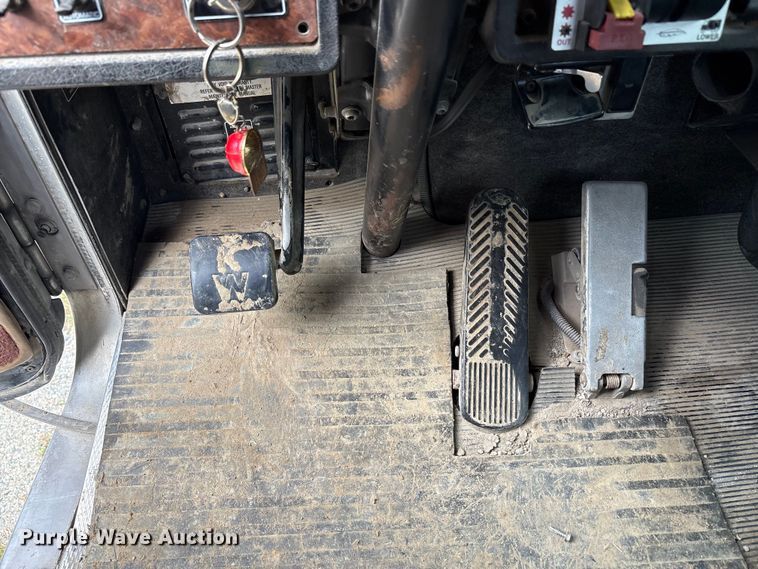 image for item EC4375 2001 Kenworth W900 semi truck