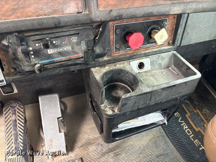 image for item EC4375 2001 Kenworth W900 semi truck