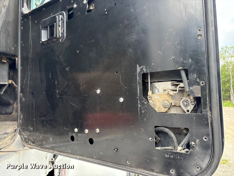 image for item EC4375 2001 Kenworth W900 semi truck