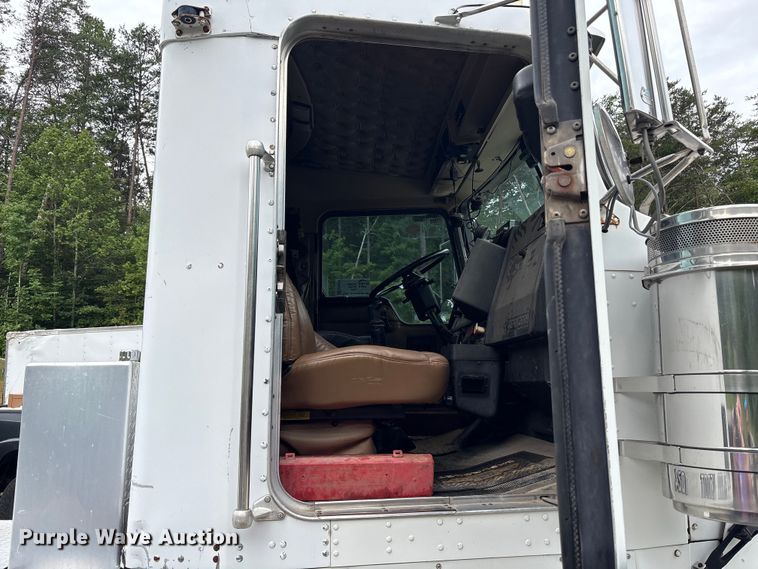 image for item EC4375 2001 Kenworth W900 semi truck