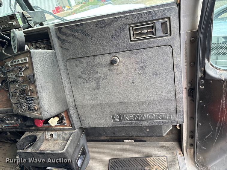 image for item EC4375 2001 Kenworth W900 semi truck