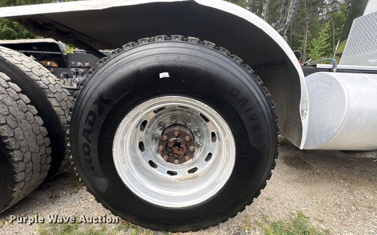 image for item EC4375 2001 Kenworth W900 semi truck