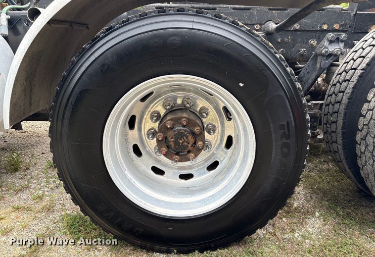 image for item EC4375 2001 Kenworth W900 semi truck