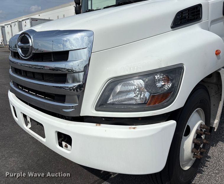 image for item EC4389 2017 Hino 268 box truck