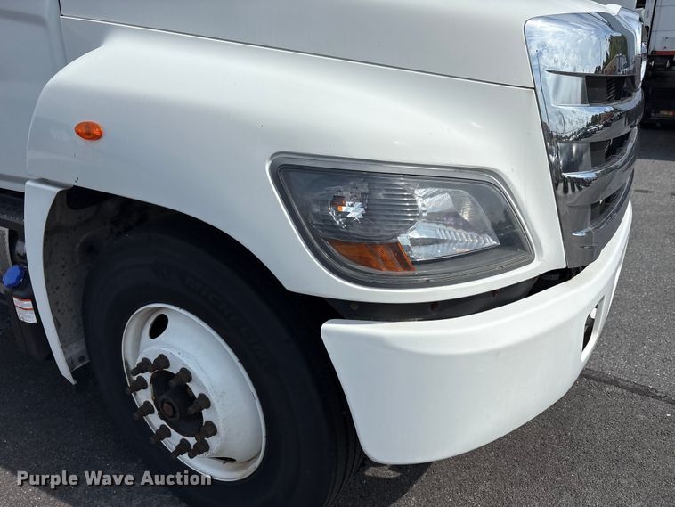 image for item EC4389 2017 Hino 268 box truck