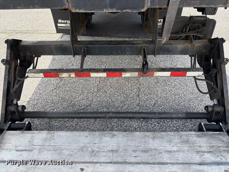 image for item EC4389 2017 Hino 268 box truck