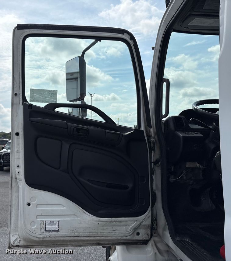 image for item EC4389 2017 Hino 268 box truck