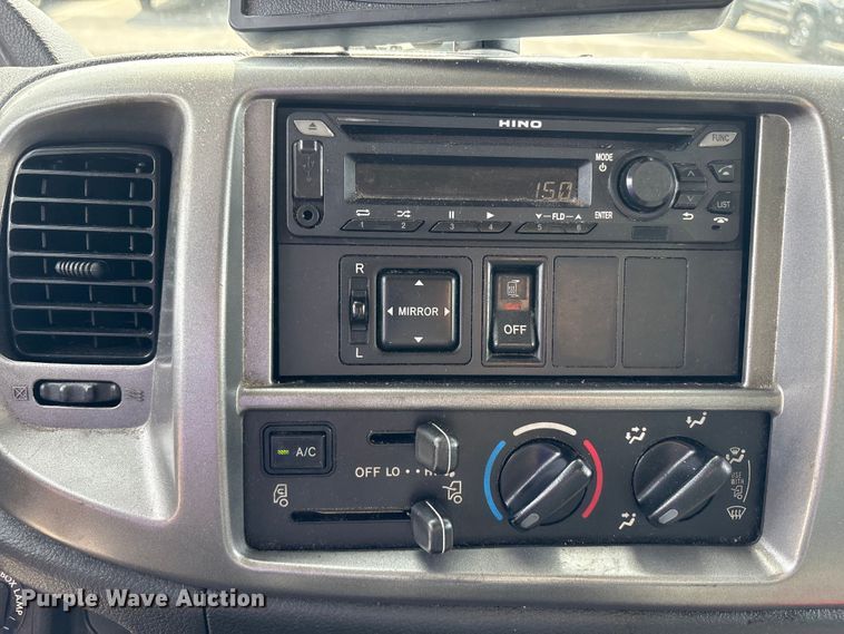 image for item EC4389 2017 Hino 268 box truck