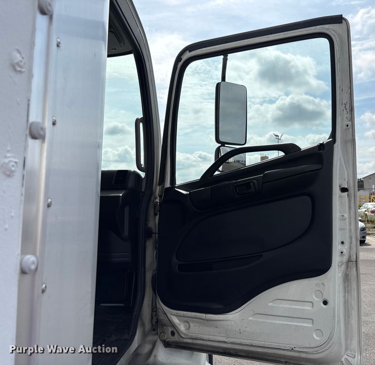 image for item EC4389 2017 Hino 268 box truck