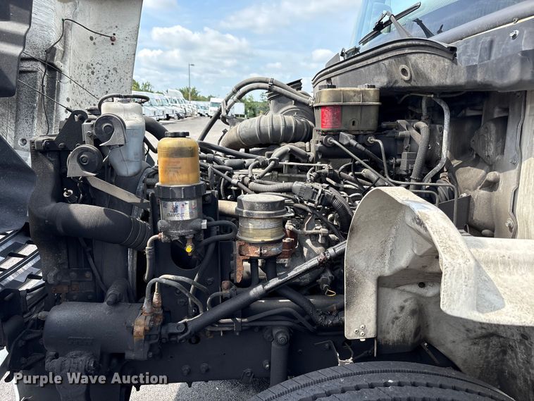 image for item EC4389 2017 Hino 268 box truck