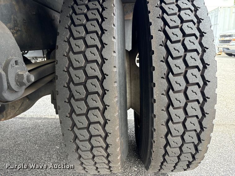 image for item EC4389 2017 Hino 268 box truck