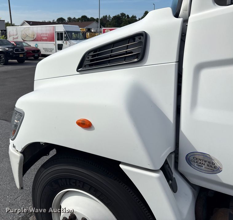 image for item EC4390 2017 Hino 268 box truck