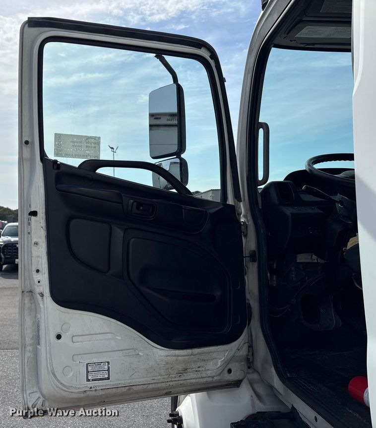 image for item EC4390 2017 Hino 268 box truck