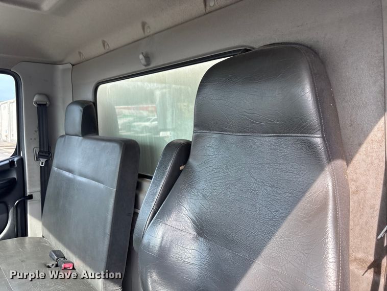 image for item EC4390 2017 Hino 268 box truck